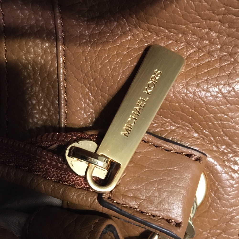 Michael MICHAEL KORS Whipped Chelsea Shoulder Bag - Picture 8 of 9